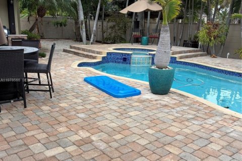 House in Miami, Florida 5 bedrooms, 312.43 sq.m. № 2044470 - photo 7