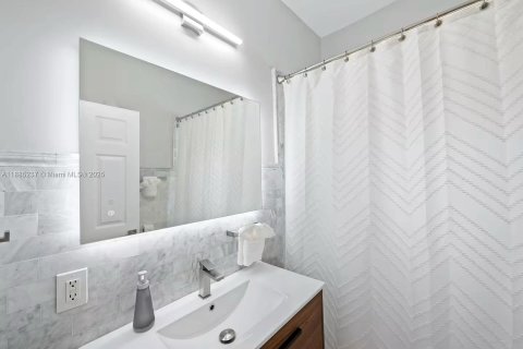 Casa en alquiler en Miami, Florida, 2 dormitorios, 108.6 m2 № 1930644 - foto 11