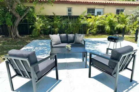 Casa en alquiler en Miami, Florida, 2 dormitorios, 108.6 m2 № 1930644 - foto 14