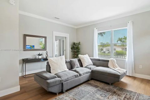 Casa en alquiler en Miami, Florida, 2 dormitorios, 108.6 m2 № 1930644 - foto 4