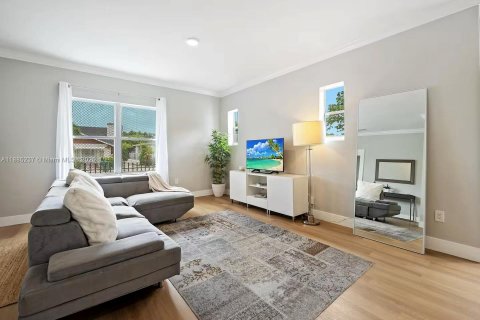 Casa en alquiler en Miami, Florida, 2 dormitorios, 108.6 m2 № 1930644 - foto 3