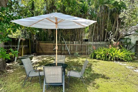 Casa en alquiler en Miami, Florida, 2 dormitorios, 108.6 m2 № 1930644 - foto 13