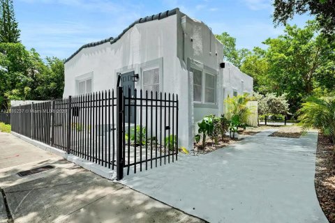 Casa en alquiler en Miami, Florida, 2 dormitorios, 108.6 m2 № 1930644 - foto 1