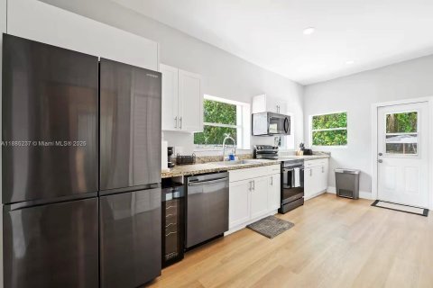 Casa en alquiler en Miami, Florida, 2 dormitorios, 108.6 m2 № 1930644 - foto 8