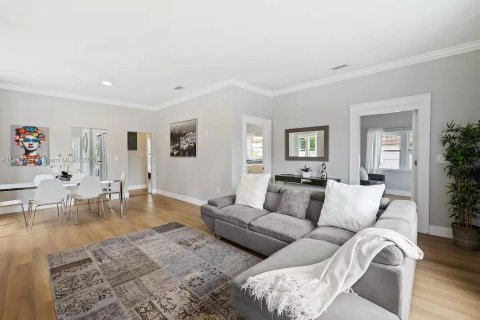 Casa en alquiler en Miami, Florida, 2 dormitorios, 108.6 m2 № 1930644 - foto 2