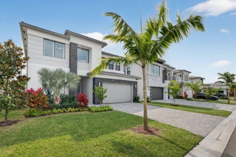 House in Boca Raton, Florida 4 bedrooms, 313.36 sq.m. № 2175983 - photo 2