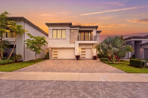 House in Boca Raton, Florida 5 bedrooms, 342.53 sq.m. № 2187625