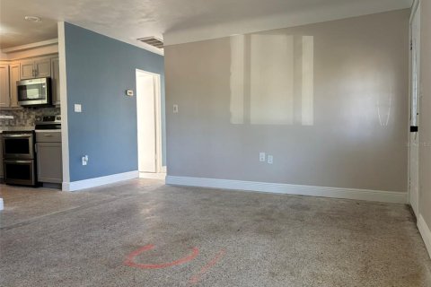 House in Kenneth City, Florida 2 bedrooms, 98.66 sq.m. № 1898748 - photo 4
