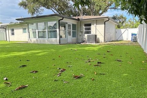 House in Kenneth City, Florida 2 bedrooms, 98.66 sq.m. № 1898748 - photo 24