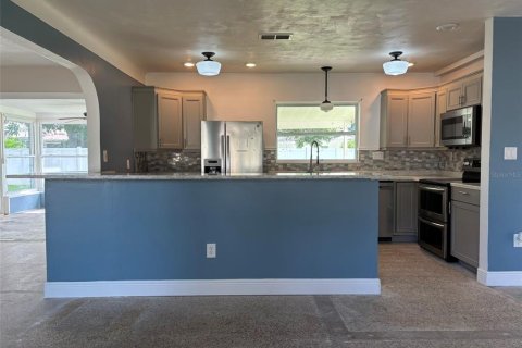 House in Kenneth City, Florida 2 bedrooms, 98.66 sq.m. № 1898748 - photo 5