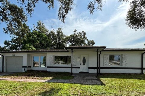 House in Kenneth City, Florida 2 bedrooms, 98.66 sq.m. № 1898748 - photo 1