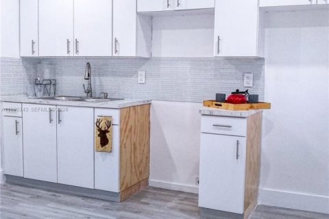 Casa en alquiler en Miami, Florida, 1 dormitorio, 214.05 m2 № 2057634 - foto 4