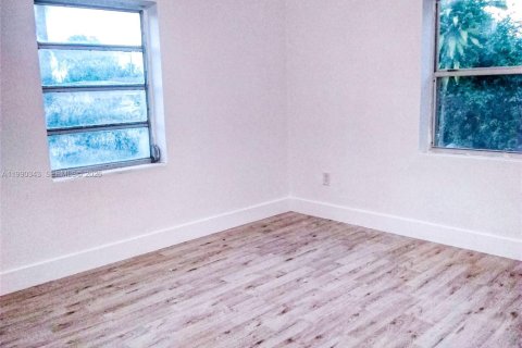 Casa en alquiler en Miami, Florida, 1 dormitorio, 214.05 m2 № 2057634 - foto 2