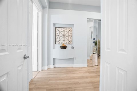 Купить виллу или дом в Пемброк-Пайнс, Флорида 4 спальни, 274.71м2, № 1991826 - фото 28