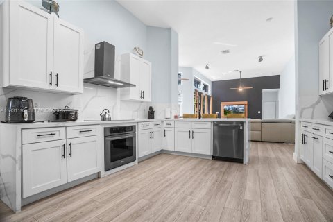 Купить виллу или дом в Пемброк-Пайнс, Флорида 4 спальни, 274.71м2, № 1991826 - фото 26