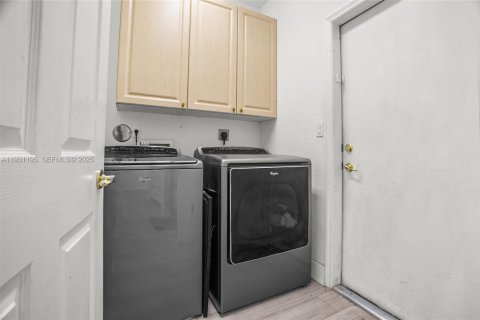 Купить виллу или дом в Пемброк-Пайнс, Флорида 4 спальни, 274.71м2, № 1991826 - фото 27