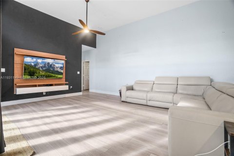 Купить виллу или дом в Пемброк-Пайнс, Флорида 4 спальни, 274.71м2, № 1991826 - фото 20