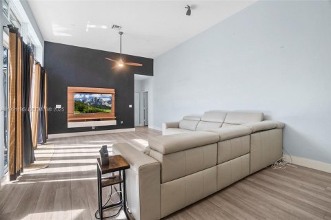 Купить виллу или дом в Пемброк-Пайнс, Флорида 4 спальни, 274.71м2, № 1991826 - фото 16