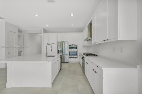 House in Boca Raton, Florida 4 bedrooms, 304.91 sq.m. № 1891135 - photo 14
