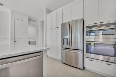 House in Boca Raton, Florida 4 bedrooms, 304.91 sq.m. № 1891135 - photo 12