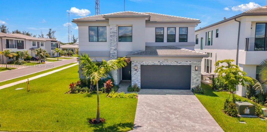 House in Boca Raton, Florida 4 bedrooms, 304.91 sq.m. № 1891135