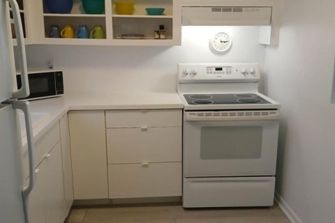 Condo in Palm Springs, Florida, 1 bedroom  № 2170043 - photo 3