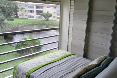 Condo in Palm Springs, Florida, 1 bedroom  № 2170043 - photo 27