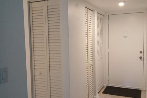 Condo in Palm Springs, Florida, 1 bedroom  № 2170043 - photo 11