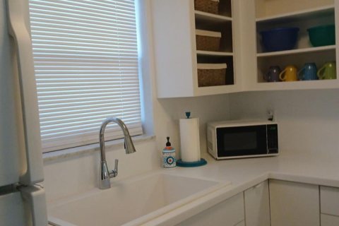 Condo in Palm Springs, Florida, 1 bedroom  № 2170043 - photo 4
