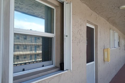 Condominio en Palm Springs, Florida, 1 dormitorio  № 2170043