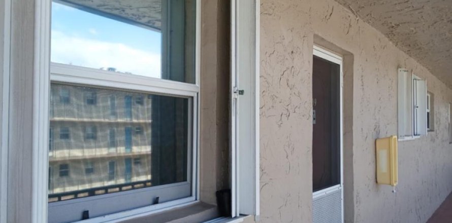 Condo in Palm Springs, Florida, 1 bedroom  № 2170043
