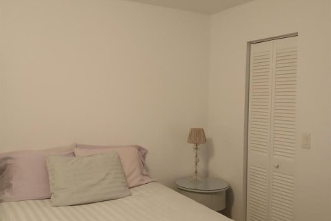 Condo in Palm Springs, Florida, 1 bedroom  № 2170043 - photo 21