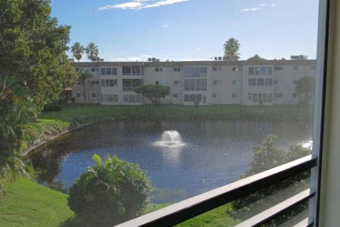 Condo in Palm Springs, Florida, 1 bedroom  № 2170043 - photo 28