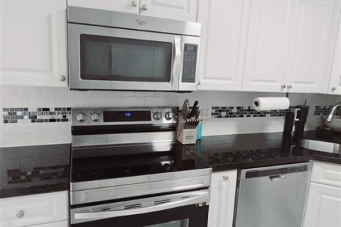 Condo in North Miami Beach, Florida, 2 bedrooms  № 1937796 - photo 12