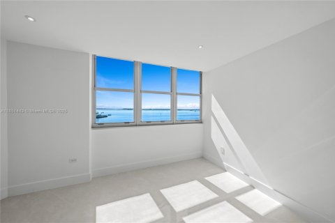 Condo in Miami, Florida, 2 bedrooms № 1962157 - photo 12