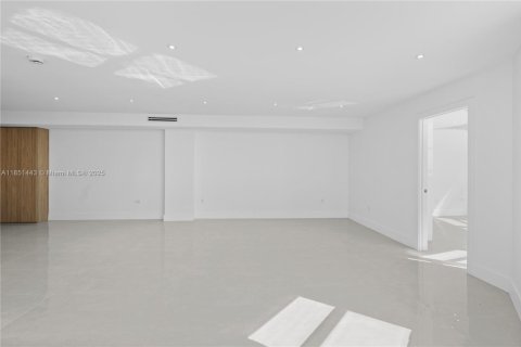 Condo in Miami, Florida, 2 bedrooms № 1962157 - photo 10