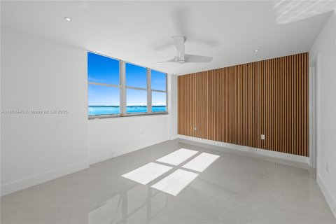 Condo in Miami, Florida, 2 bedrooms № 1962157 - photo 3