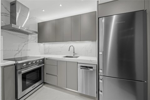 Condo in Miami, Florida, 2 bedrooms № 1962157 - photo 1