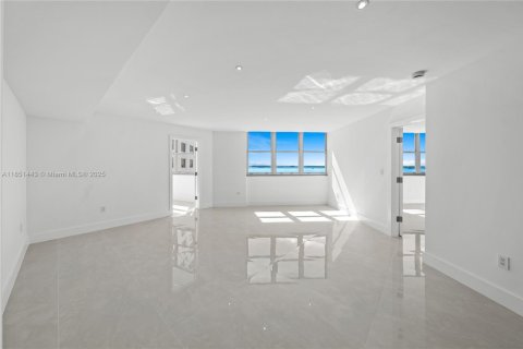 Condo in Miami, Florida, 2 bedrooms № 1962157 - photo 11