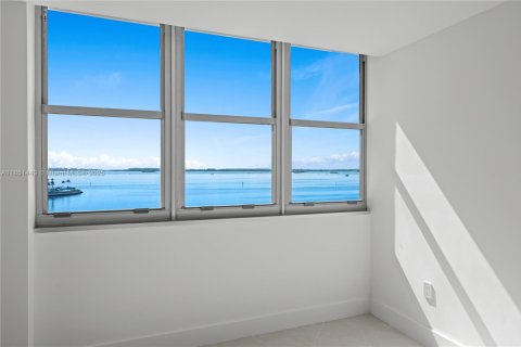 Condo in Miami, Florida, 2 bedrooms № 1962157 - photo 5
