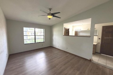 House in Port Orange, Florida 3 bedrooms, 154.78 sq.m. № 2393987 - photo 18