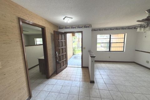 House in Port Orange, Florida 3 bedrooms, 154.78 sq.m. № 2393987 - photo 5