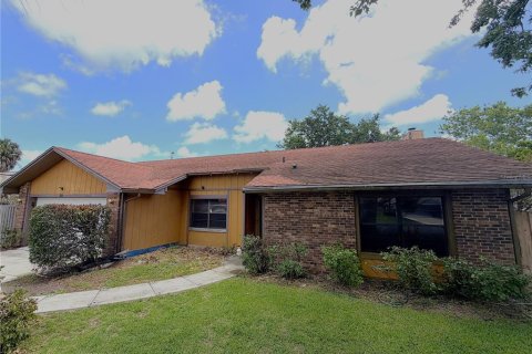 House in Port Orange, Florida 3 bedrooms, 154.78 sq.m. № 2393987 - photo 2