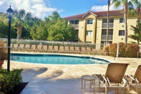 Condo in Hollywood, Florida, 2 bedrooms  № 2042434 - photo 1