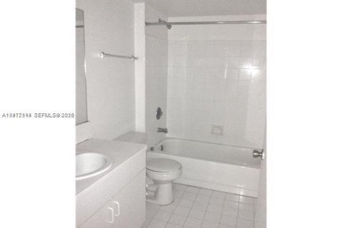 Condo in Hollywood, Florida, 2 bedrooms  № 2042434 - photo 10