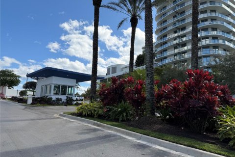 Condo in North Miami, Florida, 2 bedrooms  № 2004839 - photo 2