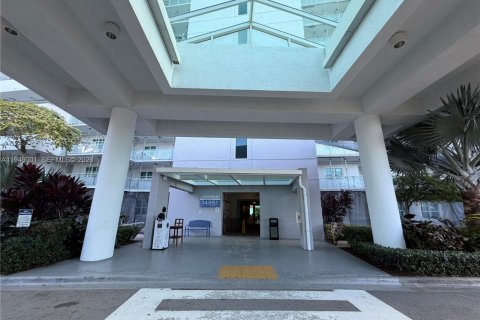 Condo in North Miami, Florida, 2 bedrooms  № 2004839 - photo 3