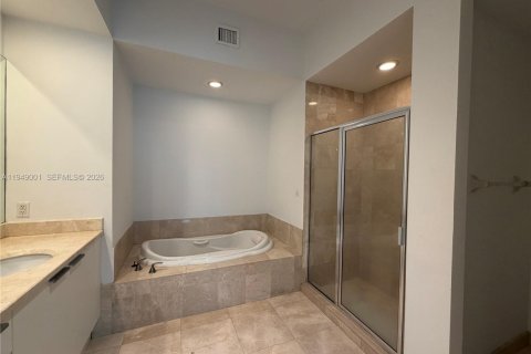 Condo in North Miami, Florida, 2 bedrooms  № 2004839 - photo 11