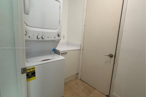 Condo in North Miami, Florida, 2 bedrooms  № 2004839 - photo 16