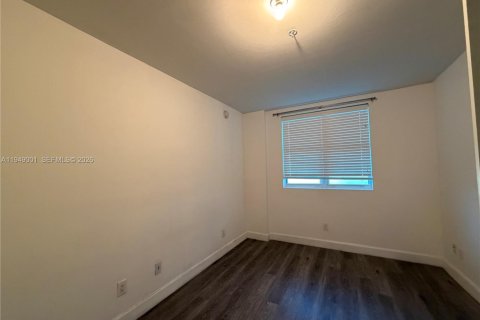 Condo in North Miami, Florida, 2 bedrooms  № 2004839 - photo 8